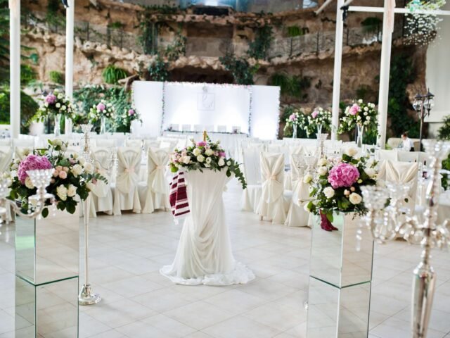 How to Choose the Perfect Wedding Venues for 100 Guests: A Complete Guide