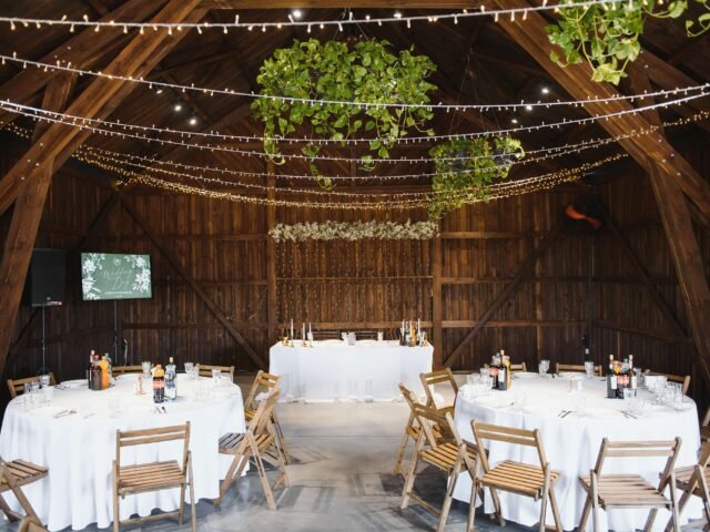 Best Wedding Decor Ideas for a Romantic Barn Wedding Theme